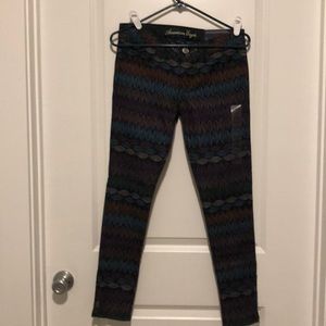 Jeggings with leave pattern.